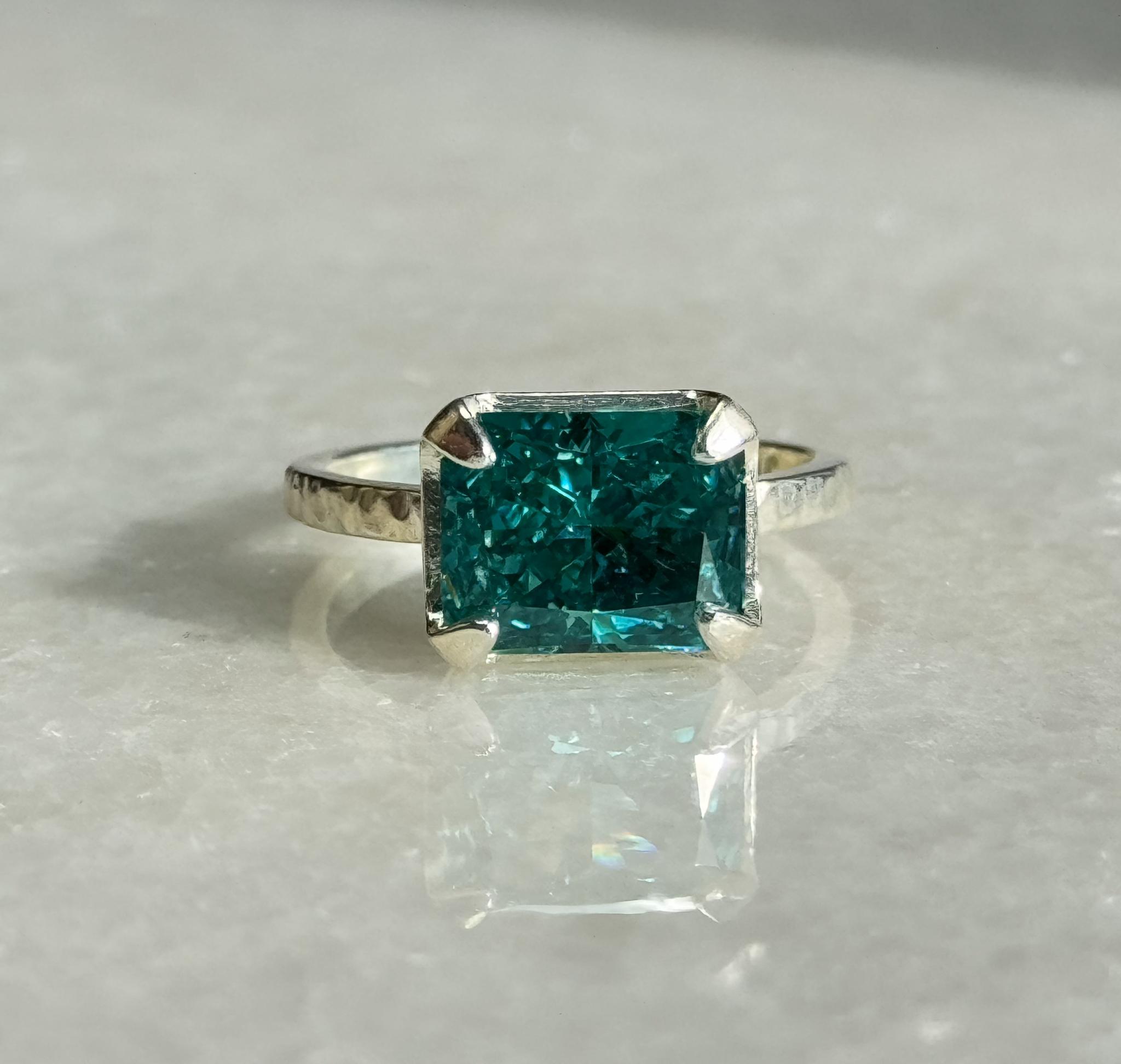 Flamme Paraíba｜高炭素ダイヤモンド パライバブルー リング ― 炎のように揺らめく、ネオンブルーの輝き ―