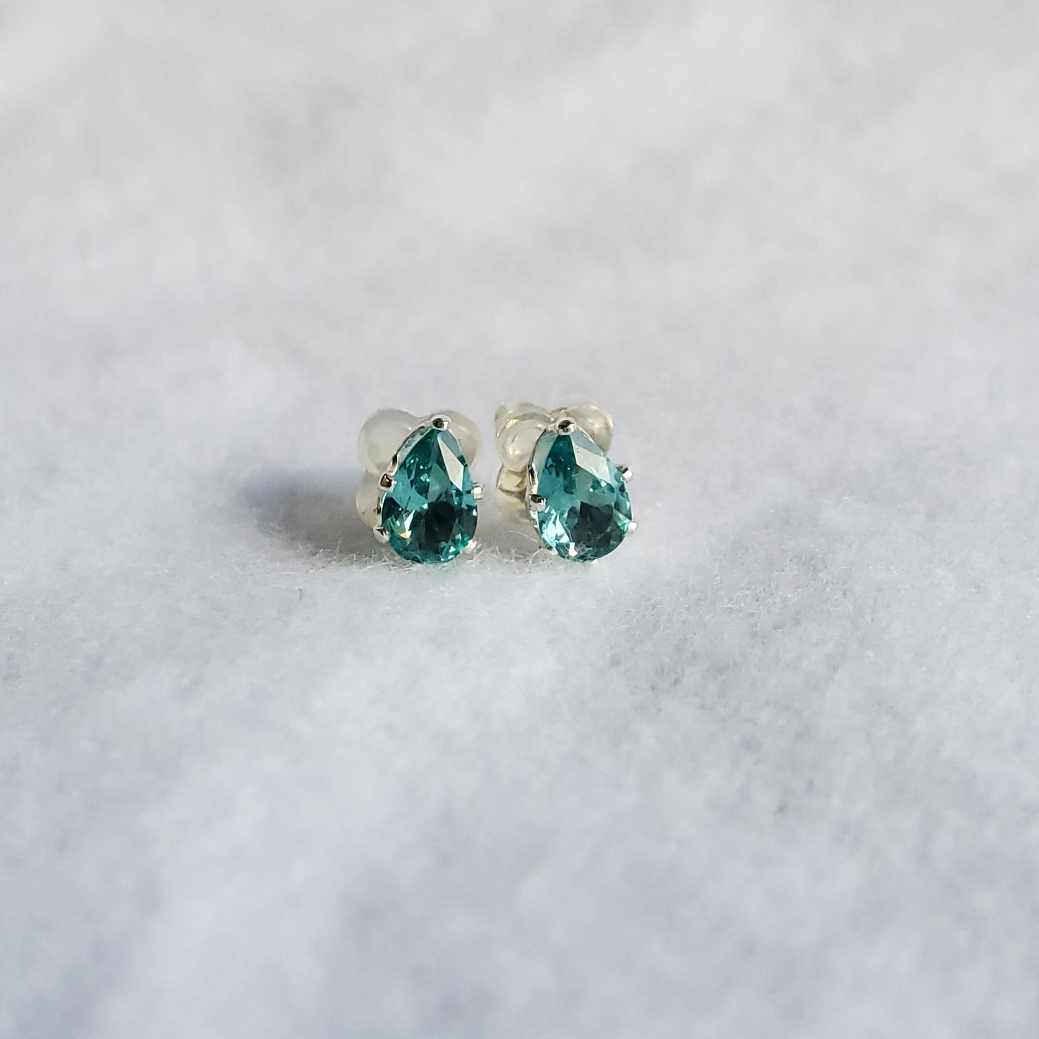 Forever Glow｜ネオンブルー 高輝度ナノクリスタル ピアス 6×4mm ペアシェイプ｜シルバー製