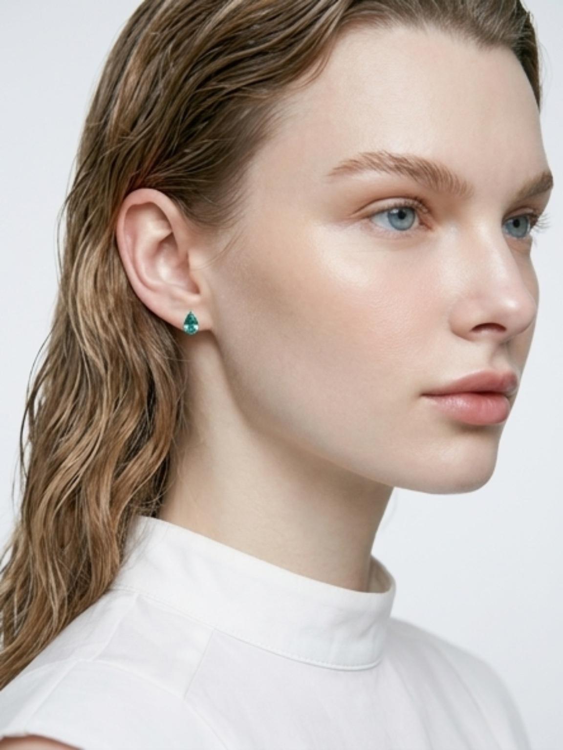 Forever Glow｜ネオンブルー 高輝度ナノクリスタル ピアス 6×4mm ペアシェイプ｜シルバー製 | 11枚目