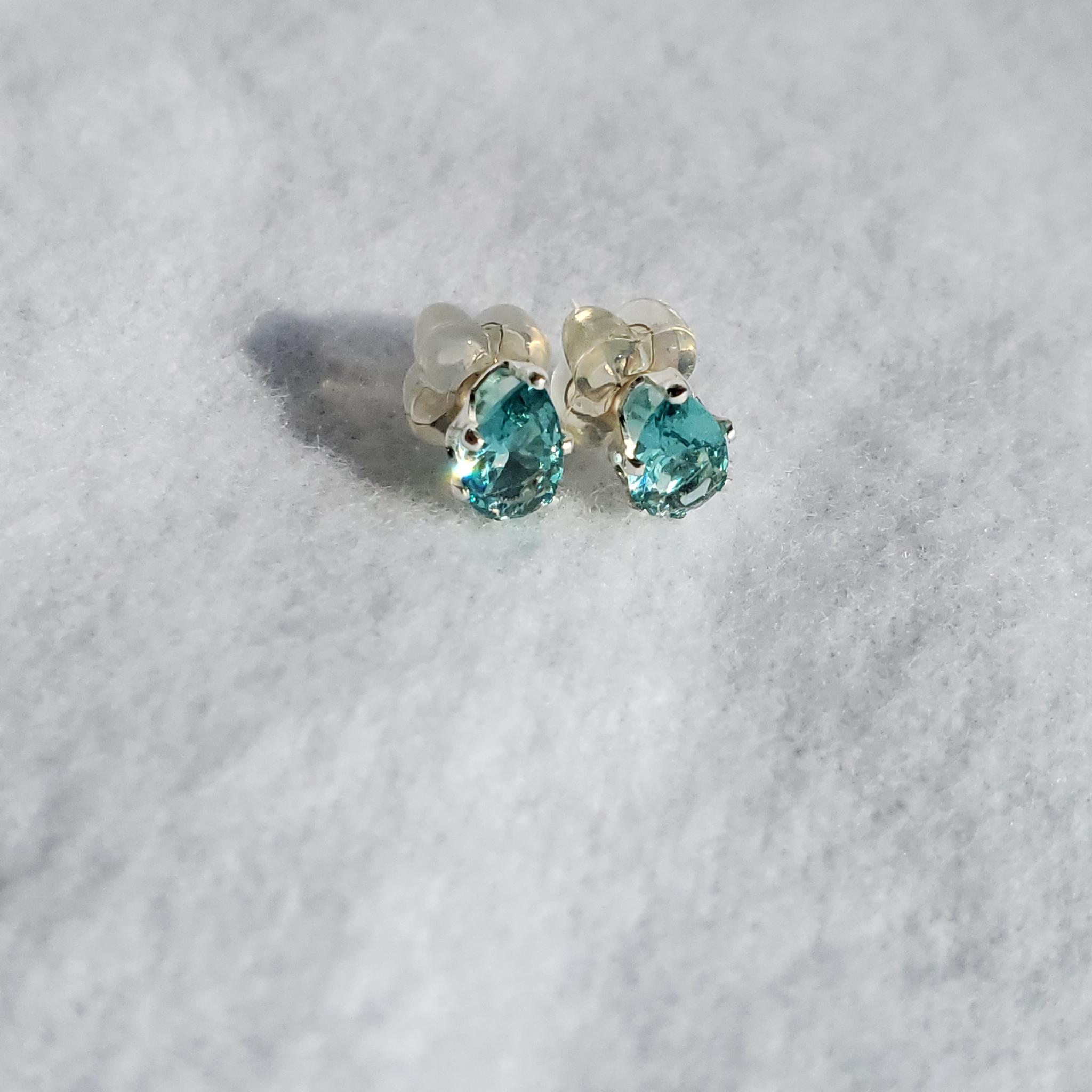 Forever Glow｜ネオンブルー 高輝度ナノクリスタル ピアス 6×4mm ペアシェイプ｜シルバー製 | 2枚目