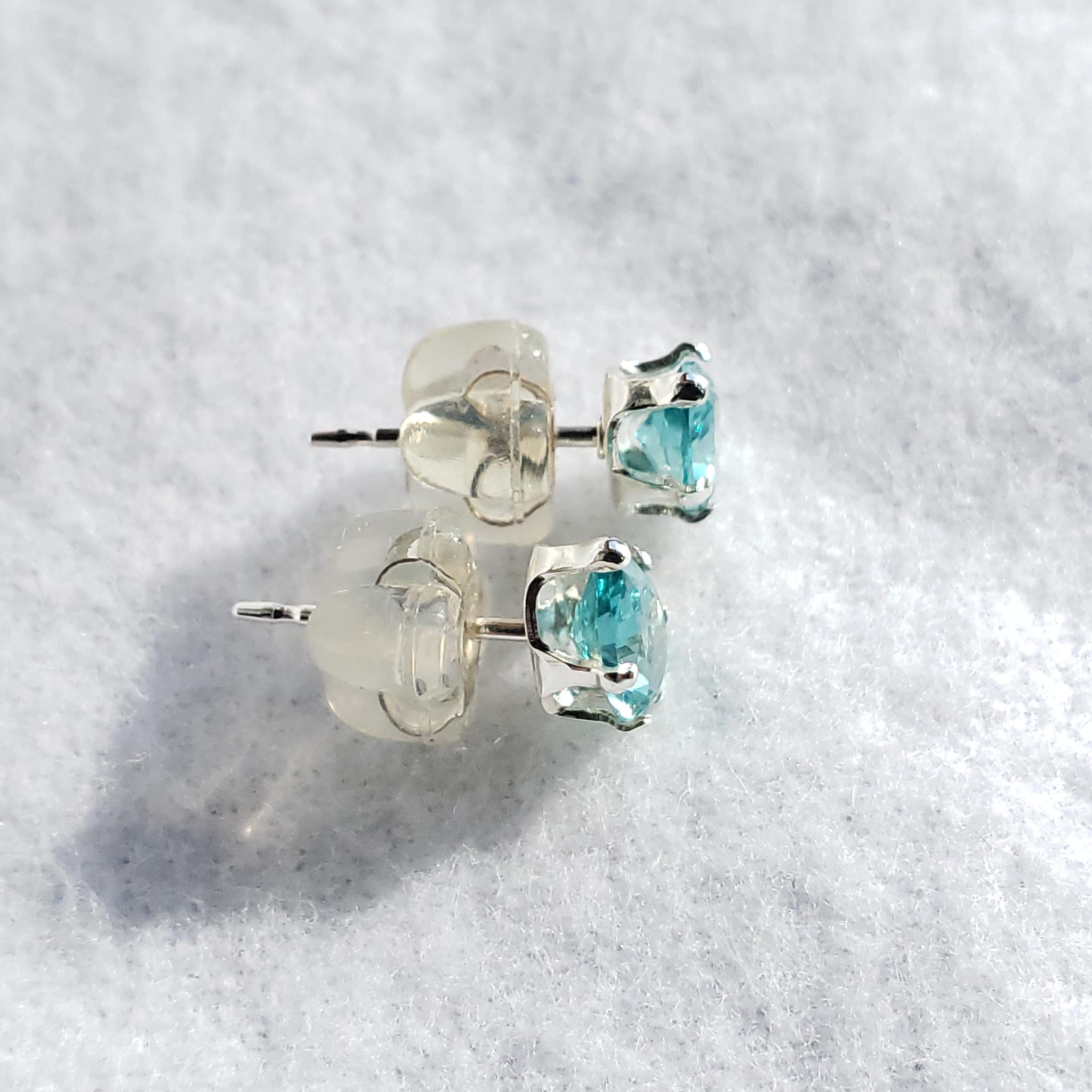 Forever Glow｜ネオンブルー 高輝度ナノクリスタル ピアス 6×4mm ペアシェイプ｜シルバー製 | 3枚目