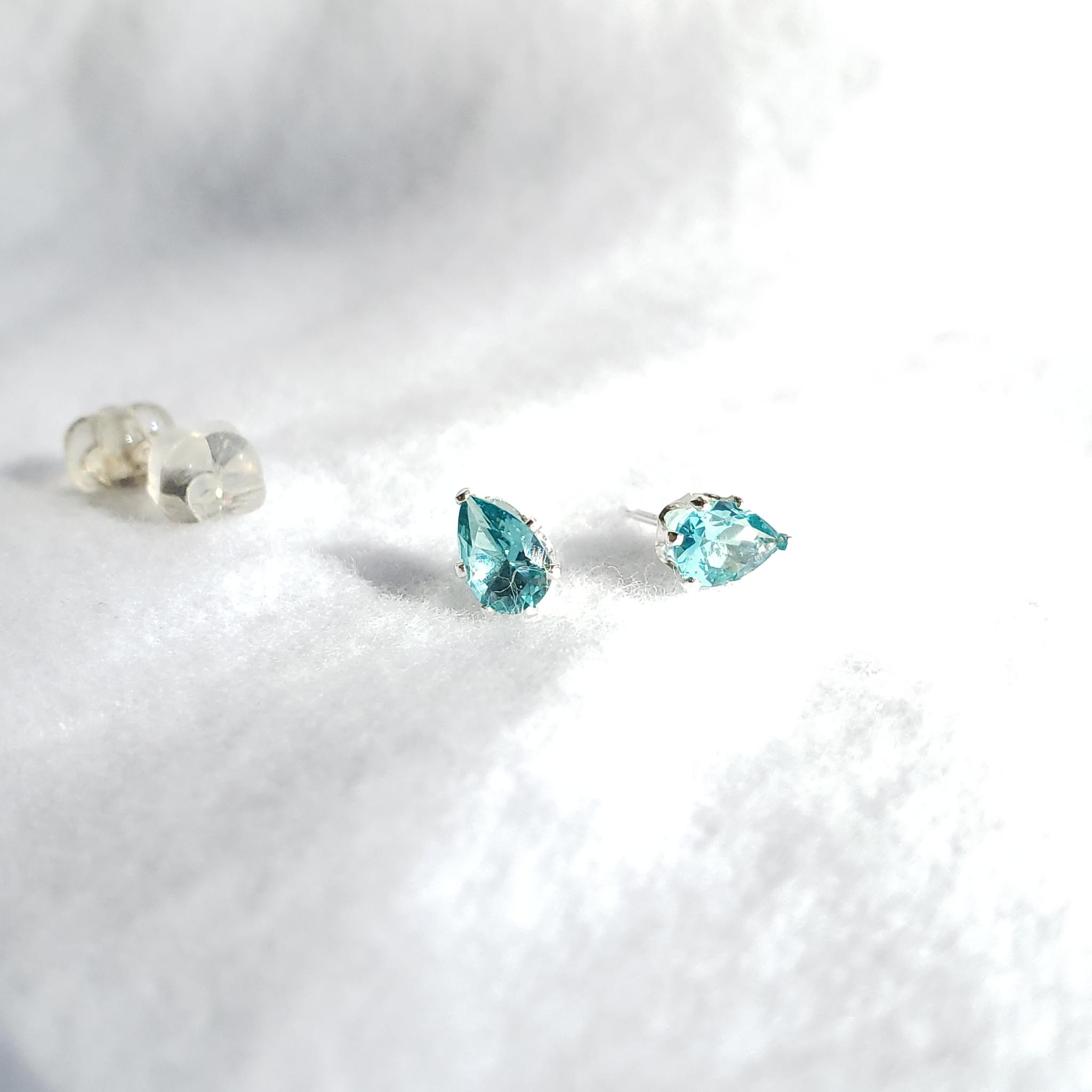 Forever Glow｜ネオンブルー 高輝度ナノクリスタル ピアス 6×4mm ペアシェイプ｜シルバー製 | 5枚目