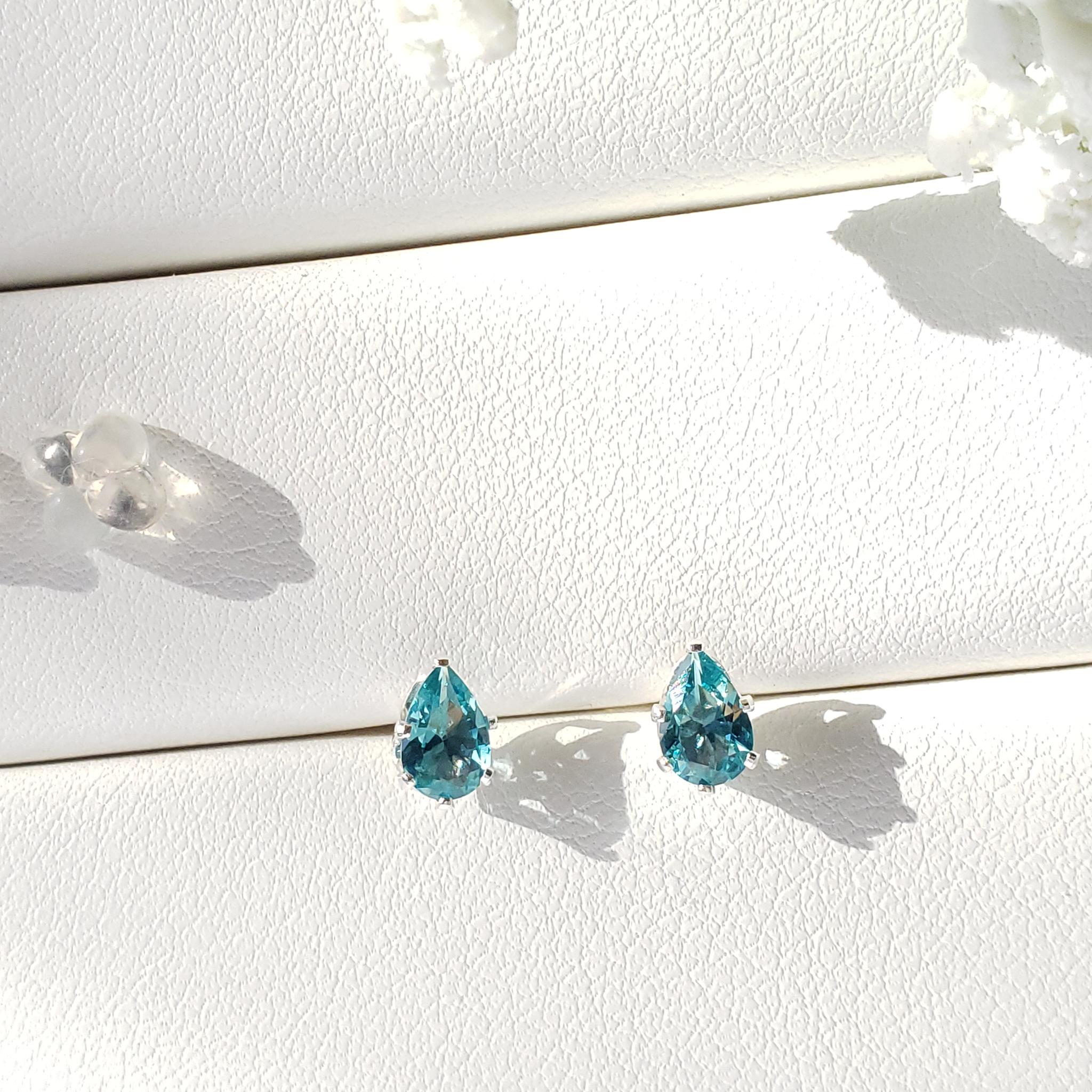 Forever Glow｜ネオンブルー 高輝度ナノクリスタル ピアス 6×4mm ペアシェイプ｜シルバー製 | 6枚目