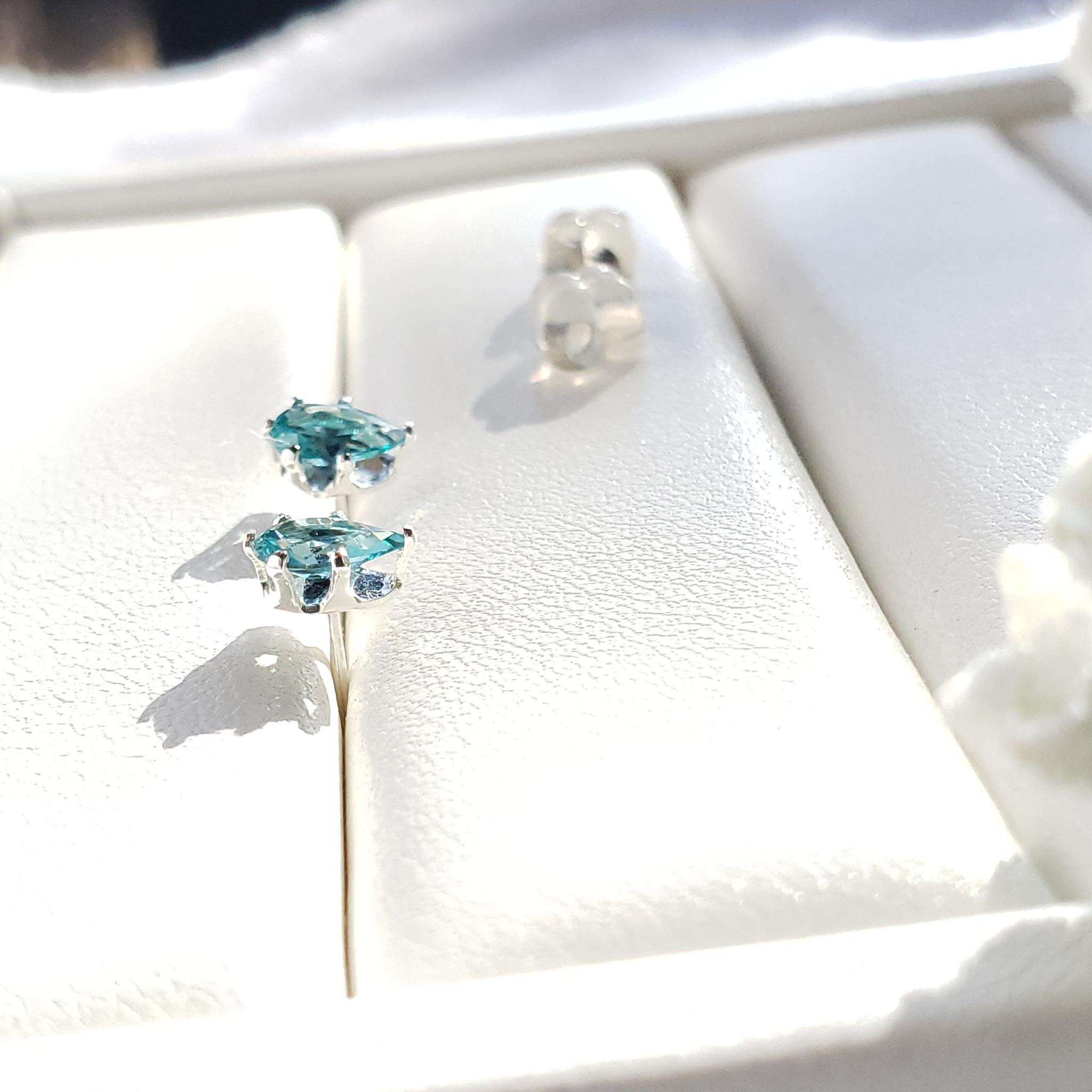 Forever Glow｜ネオンブルー 高輝度ナノクリスタル ピアス 6×4mm ペアシェイプ｜シルバー製 | 7枚目