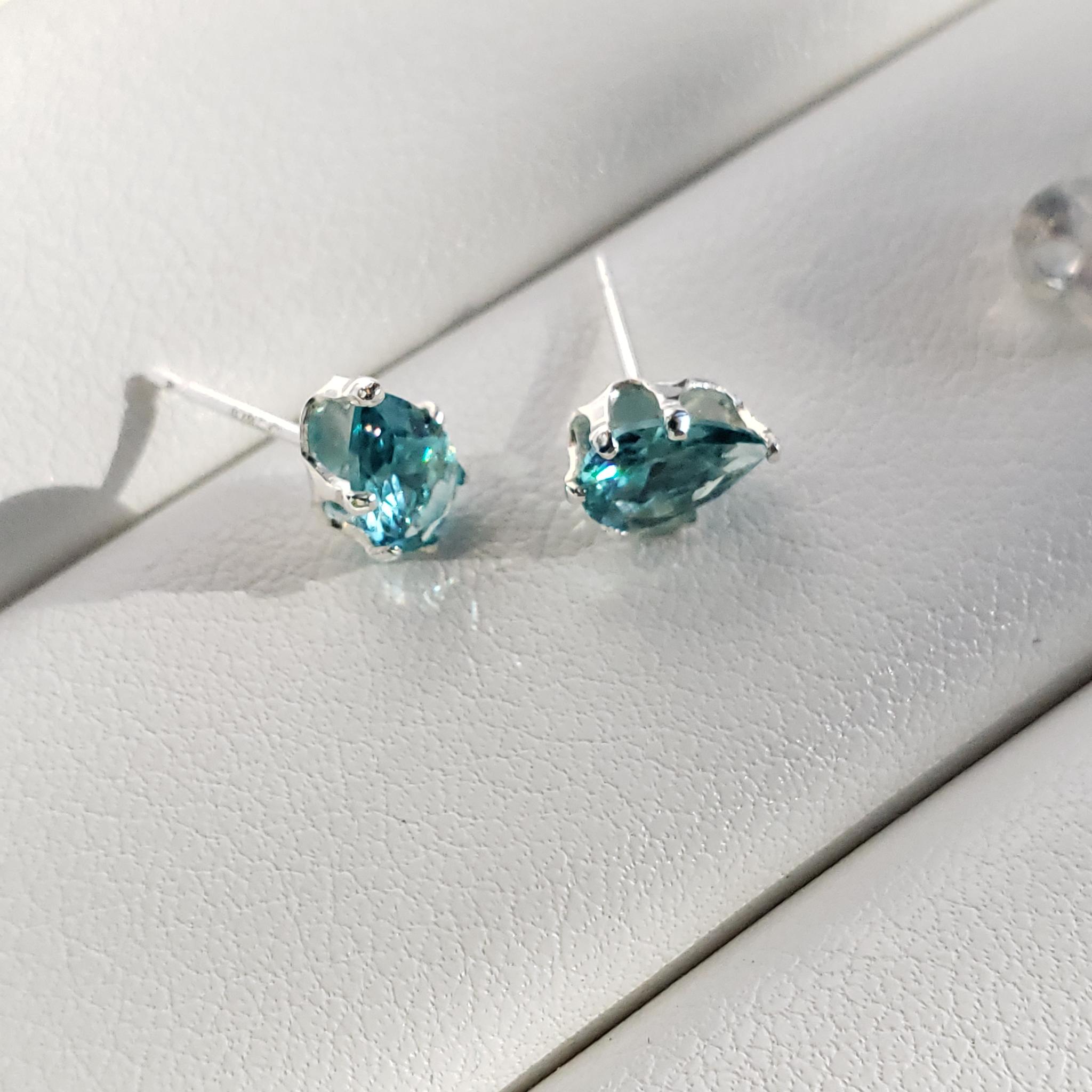 Forever Glow｜ネオンブルー 高輝度ナノクリスタル ピアス 6×4mm ペアシェイプ｜シルバー製 | 8枚目