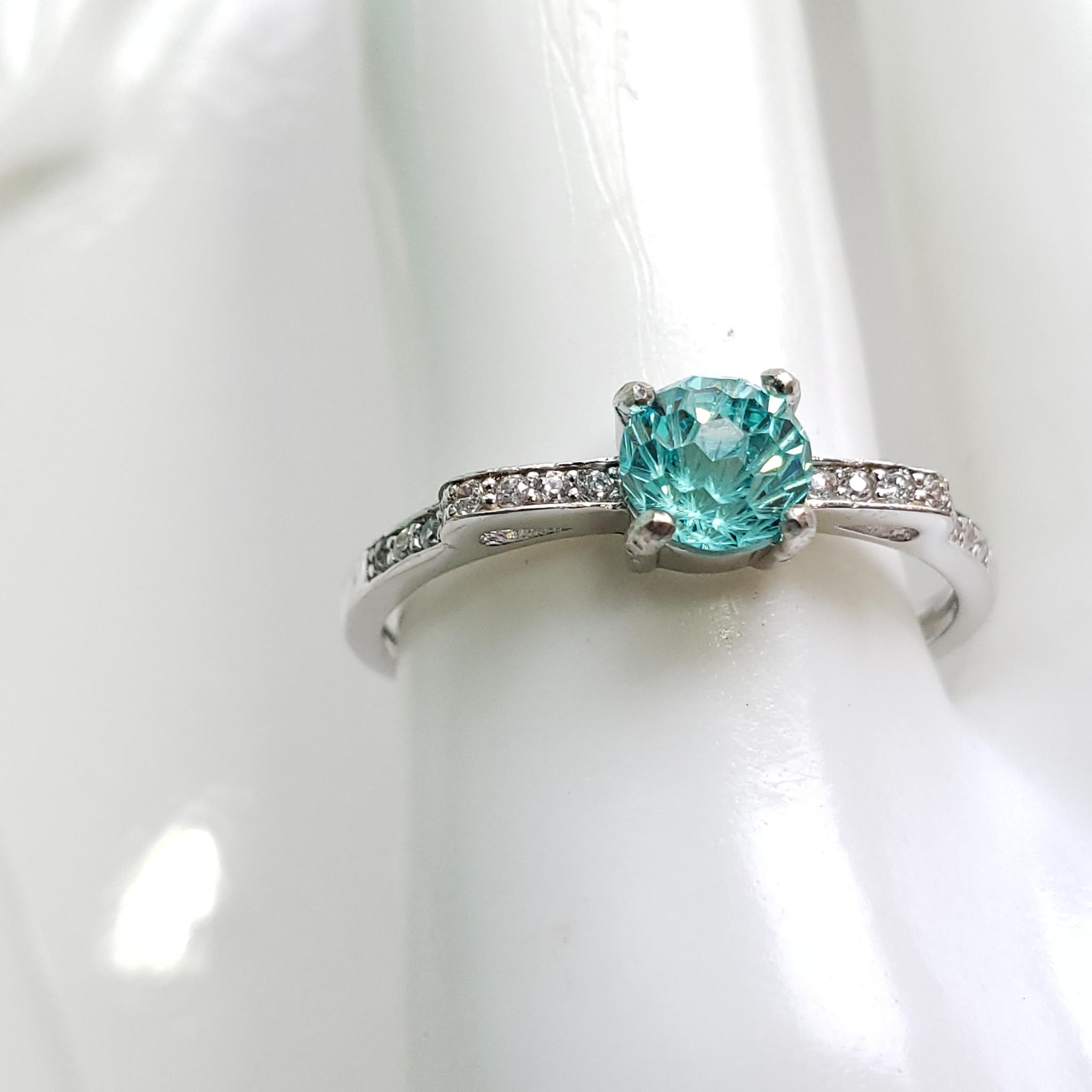 花火模様　高品質キュービックジルコニア　Pyrotechnic カット　パライバトルマリンカラー　ネオンブルー　5ｍｍ