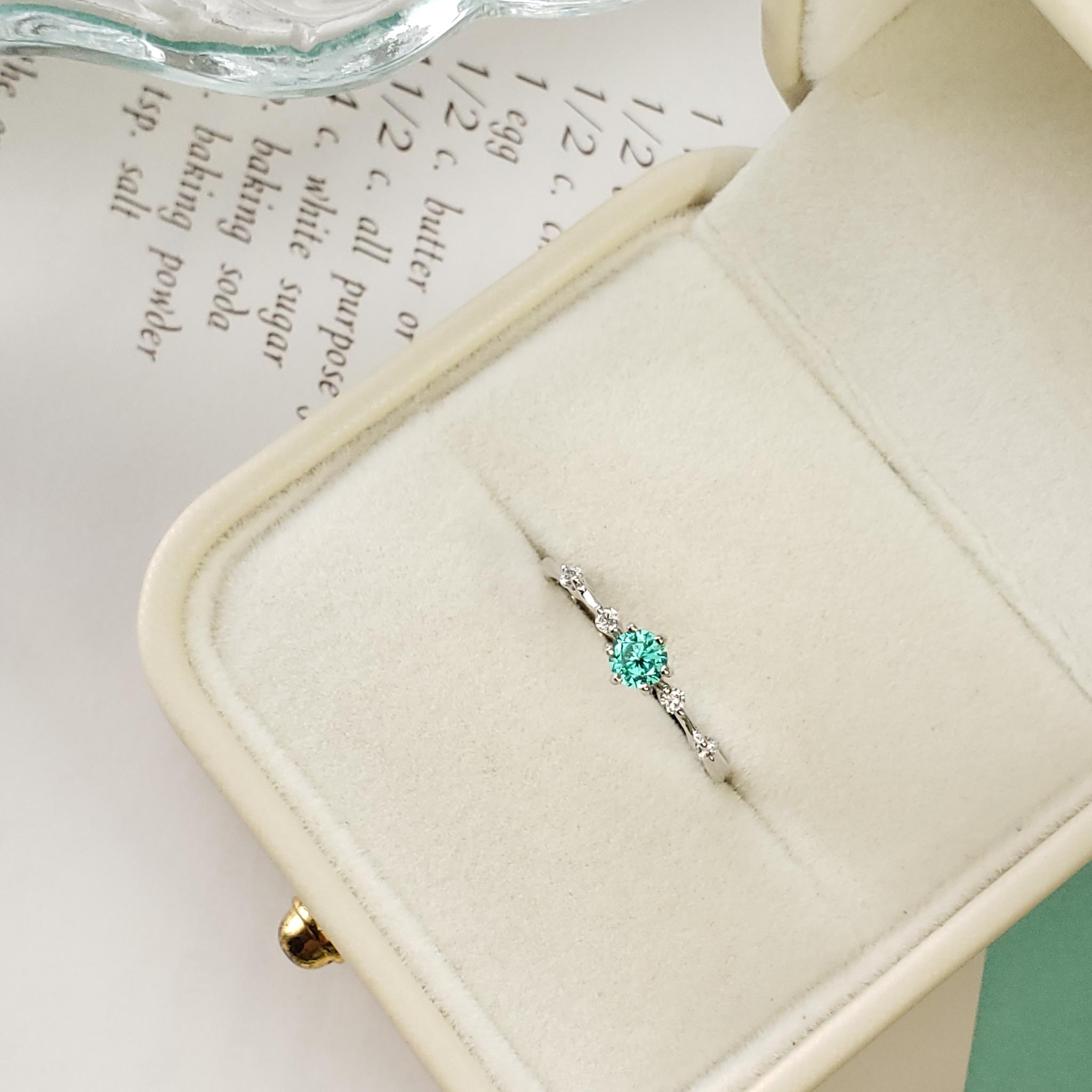 奇跡の輝き☆彡　パライバトルマリン 人工宝石  ライト　ソリティア アンティークリング　S925　フリーサイズ