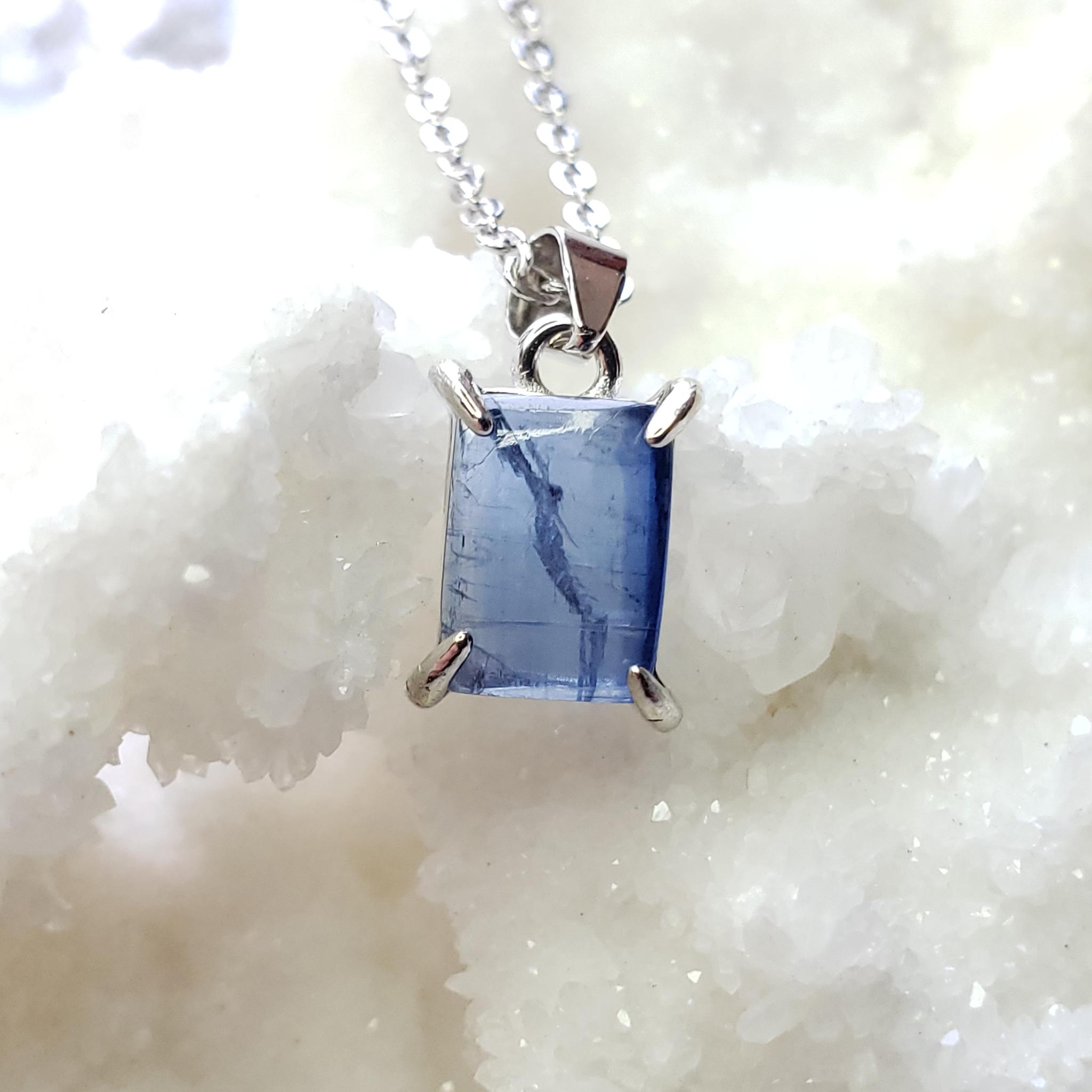 ネイビーカラーの天然石　自然美　稲妻の様なクラック　カイヤナイト　レクタングルネックレス　◇　Natural