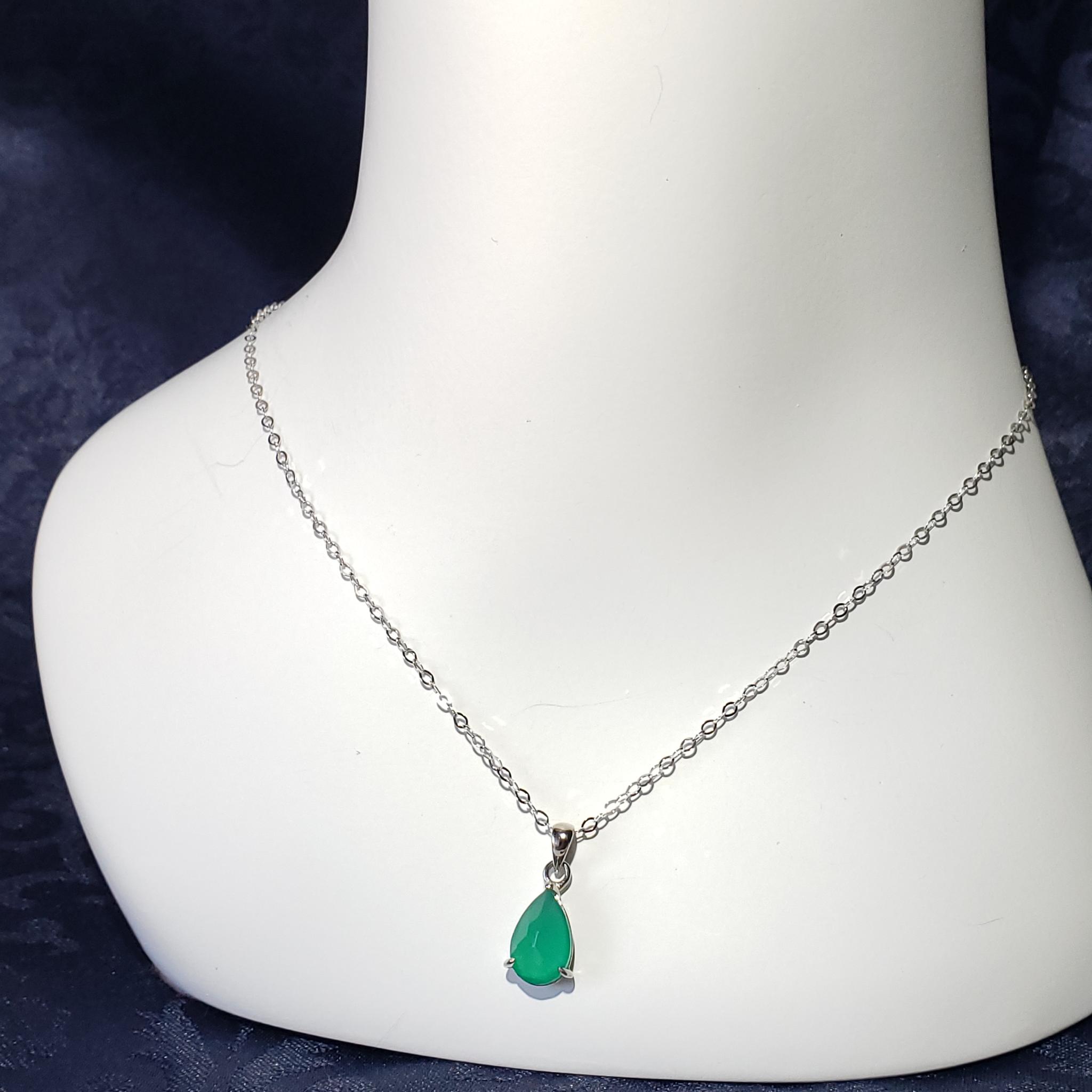 美と若さのグリーンオニキス　ペアシェイプネックレス　シルバー製　◇　Natural