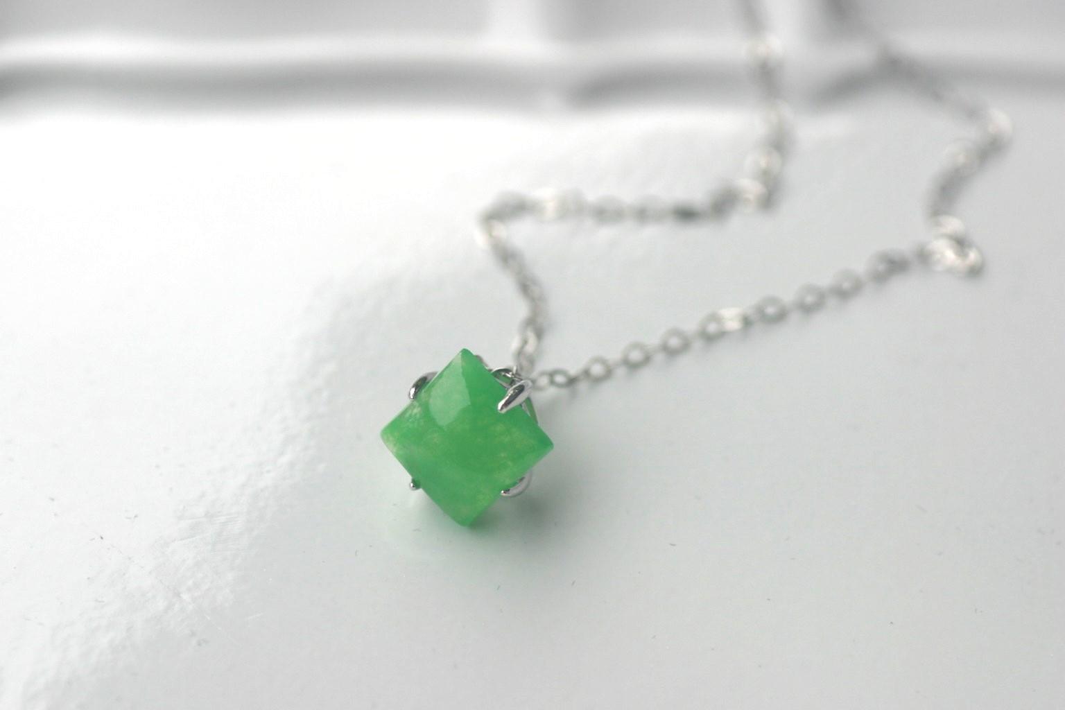 高級感溢れる美しいイエローグリーン　天然翡翠　スクエアシルバーネックレス　◇　Natural