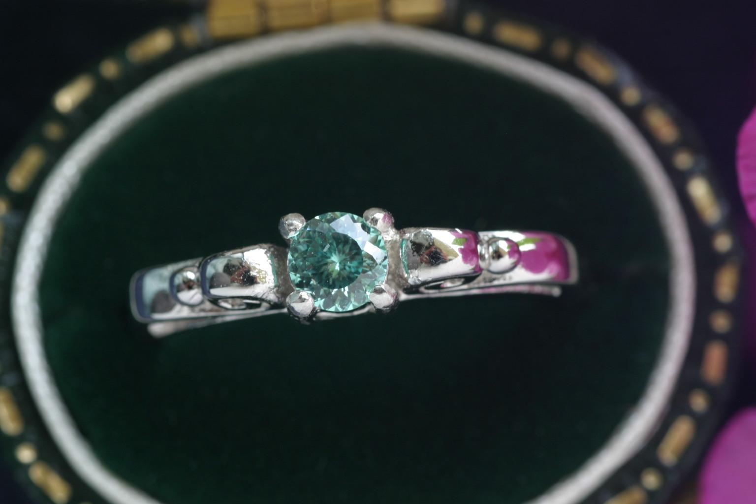 奇跡の輝き　天然トルマリン粉末混　人工パライバトルマリン　ネオンブルー　スクロールシルバーリング　サイズ1枚目の画像