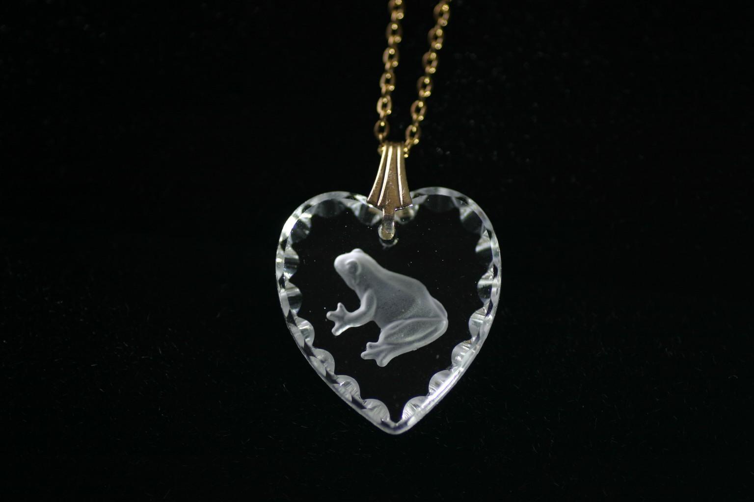 【ドイツ ／ ビンテージガラス】 約1970年代　インタリオ　カエル　トライアングル　ハンドメイド　チェーン選べます