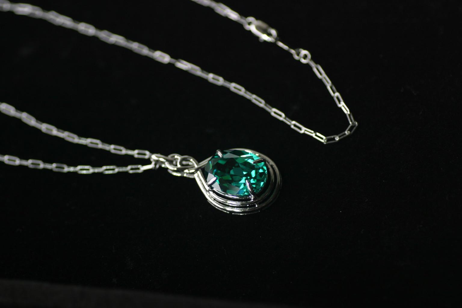 エメラルドグリーン　パライバトルマリン　グリーン　合成サファイア　ケルト風ペンダントトップ　オーバルチェーン　60cm