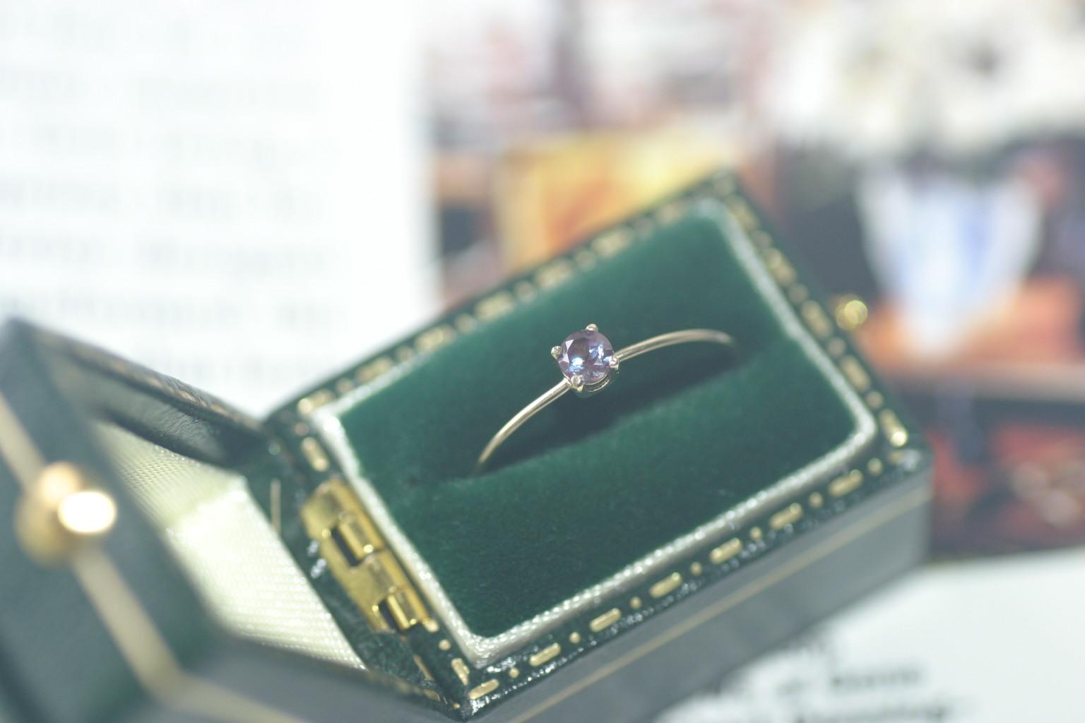 K10 カラーチェンジ　重ね付けに♪　合成カラーチェンジアレキサンドライト　グリーン＆レッド　ゴールド華奢リング　3ｍｍ1枚目の画像