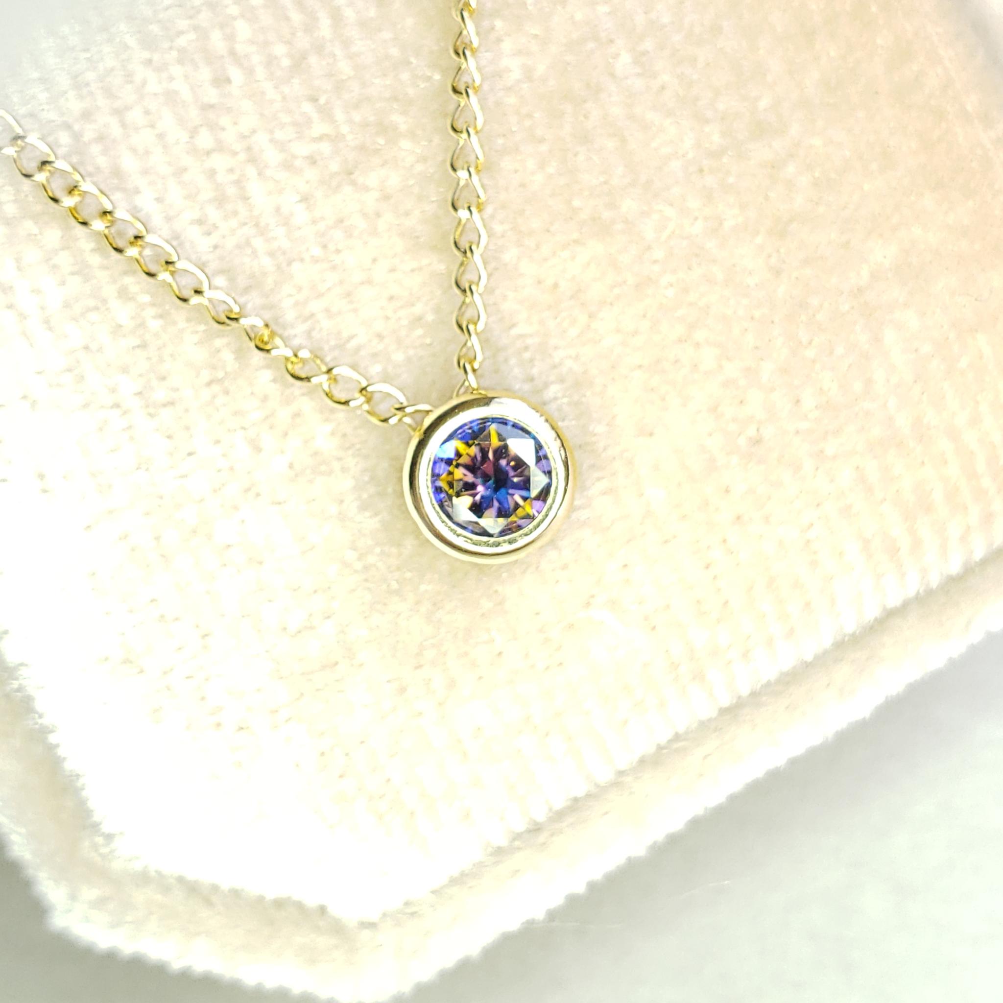 GRA品質証明書カード付　モアサナイト New Color!　Rainbow Purple 5mm ベゼルネックレス