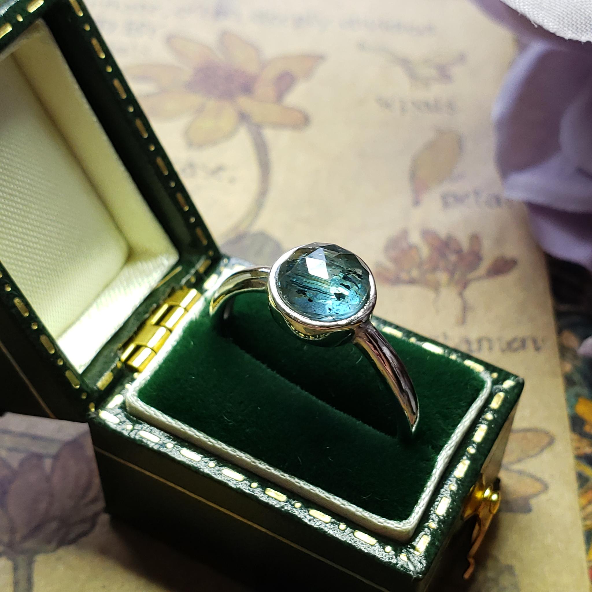 希少　インディゴブルーカイヤナイトのカボションシルバーリング　フリーサイズ　サイズ調整出来ます