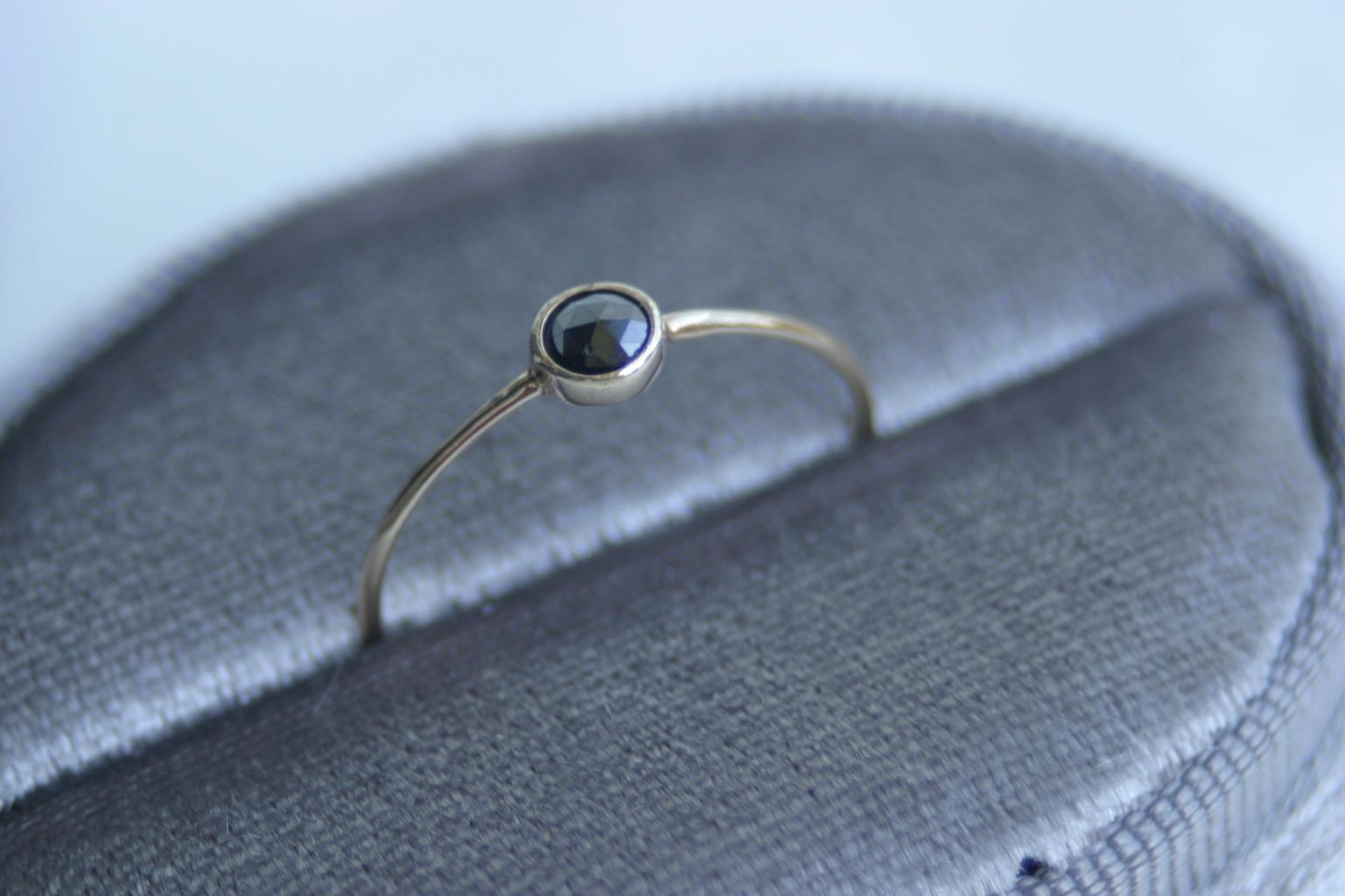 K10 眩い煌めき　天然　ブラックダイヤモンド　アンティーク調　ローズカット　ベゼルリング1枚目の画像