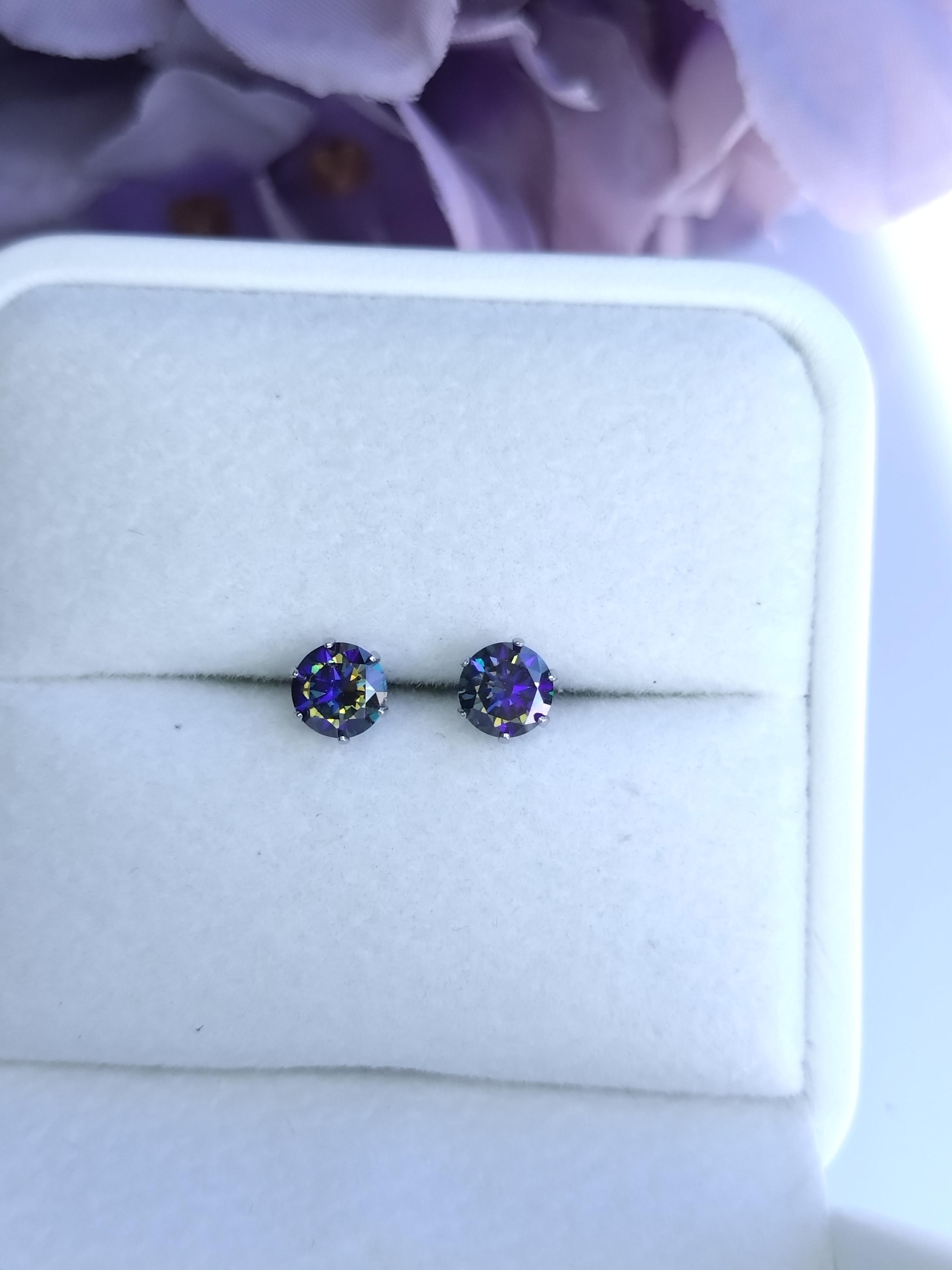在庫セール　GRA品質証明書カード付　モアサナイト New Color!　Rainbow Purple 5mm ピアス1枚目の画像