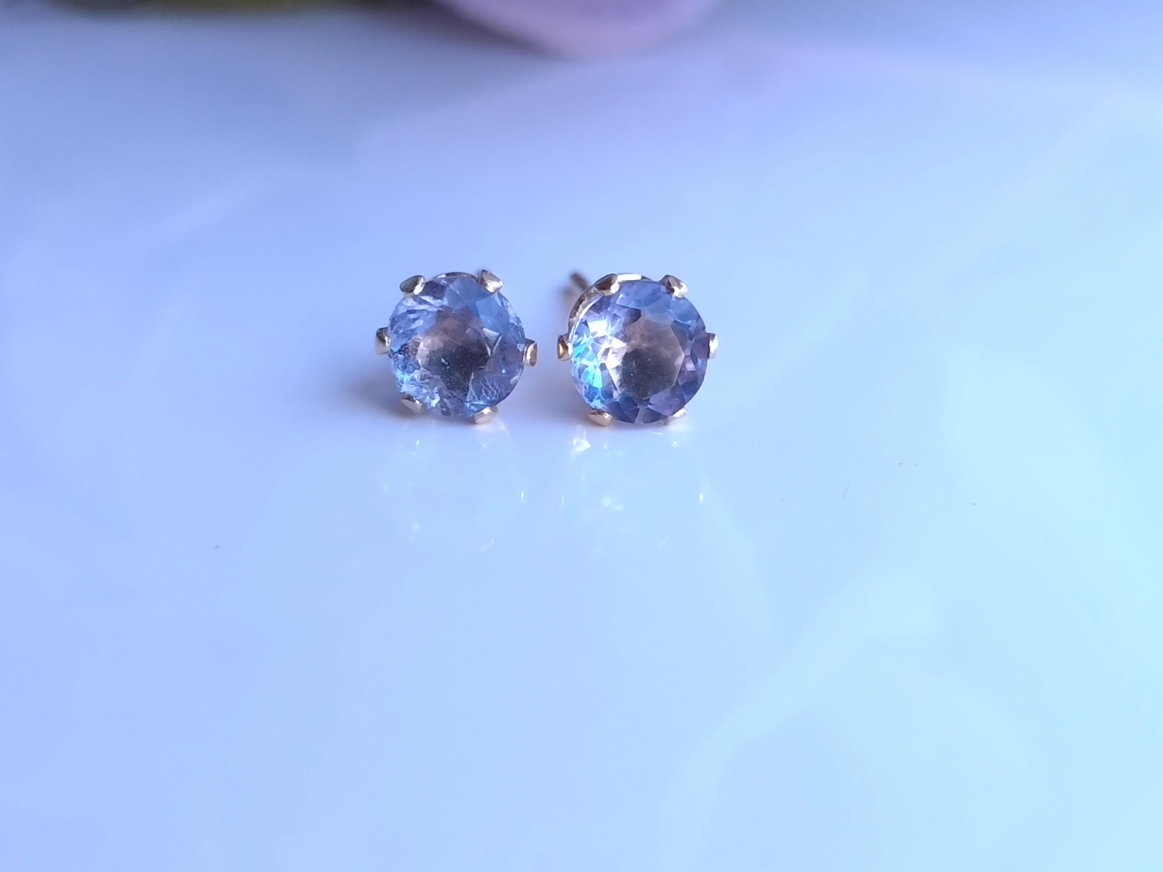 在庫セール　天然石　カラーチェンジフローライト　5ｍｍ　スタッドピアス　サージカルステンレス製1枚目の画像