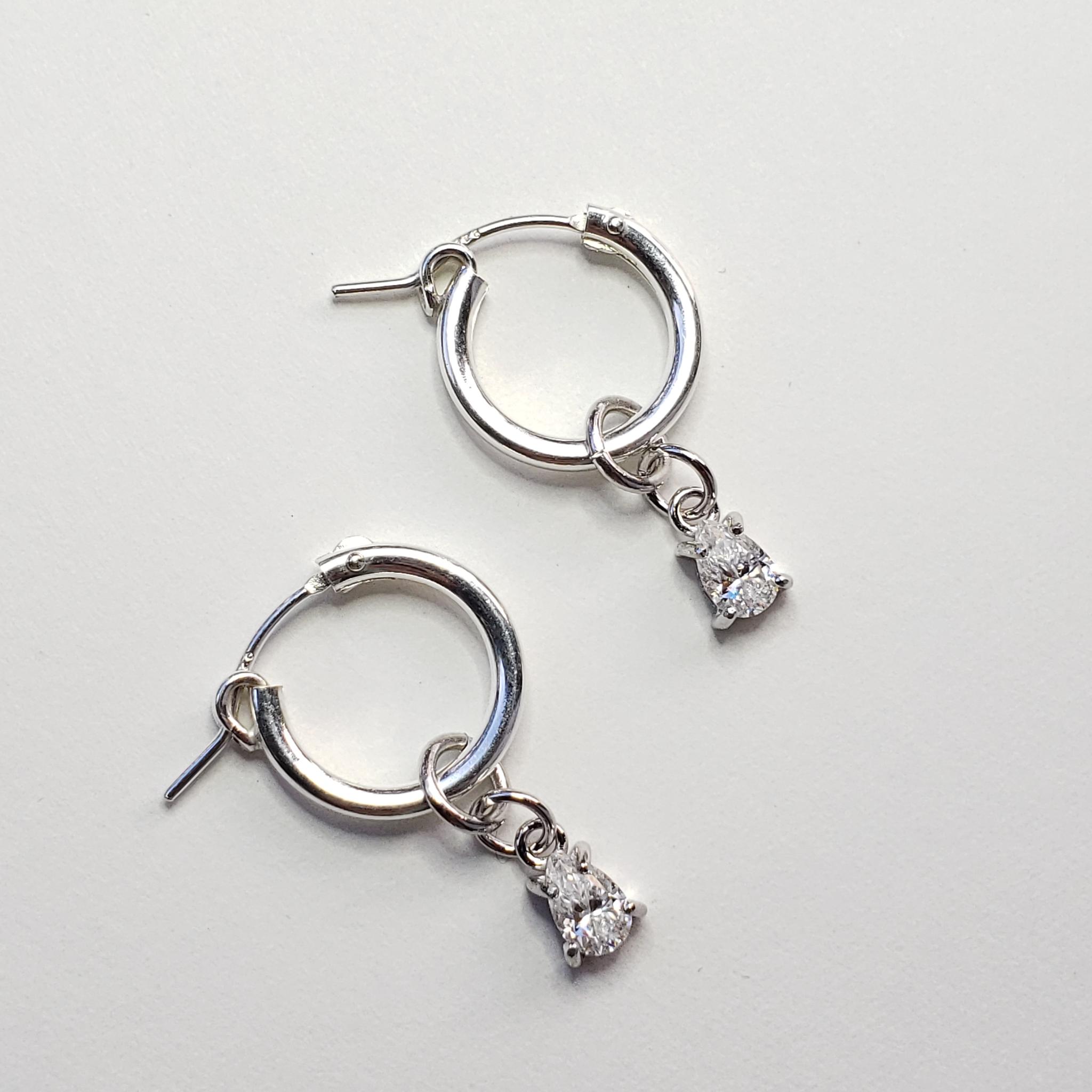 SV925製　ダイヤモンドの輝き　モアサナイト　ペアシェイプ　フープピアス