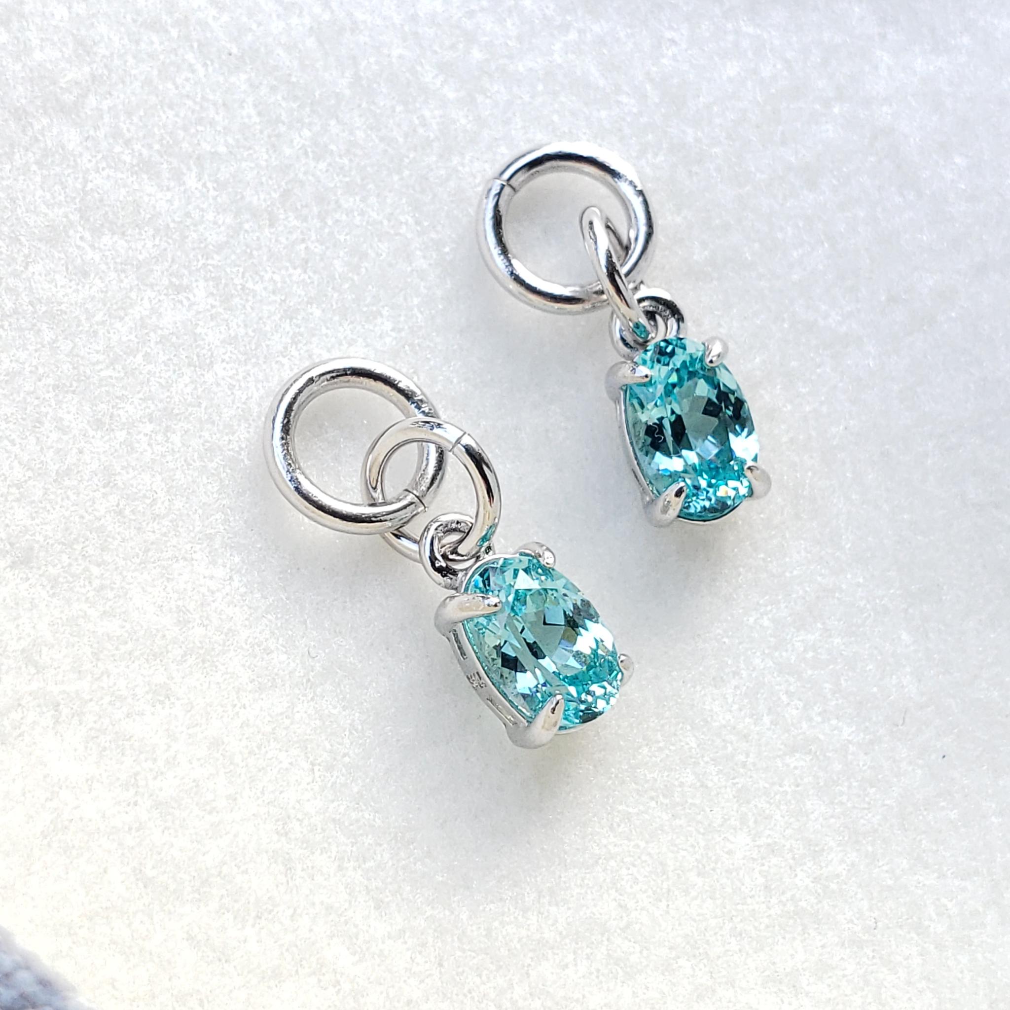 チャーム　ゴールドとシルバーカラー　SV925製　奇跡の輝き　ラボグロウンサファイア　ネオンブルーパライバ　1個