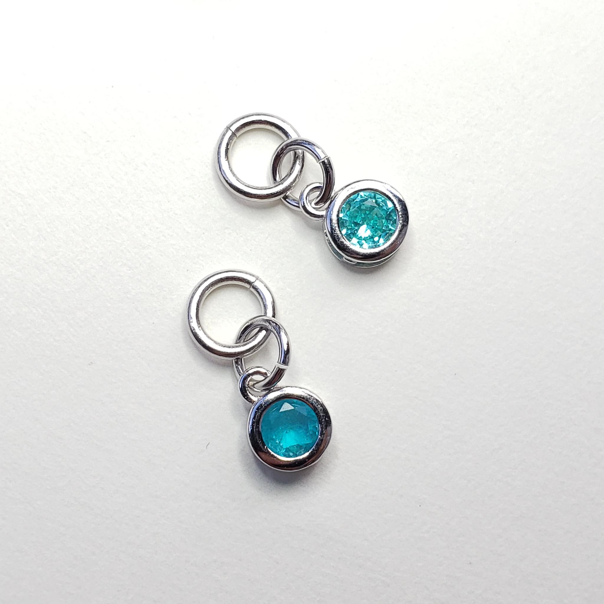 チャーム　ゴールドとシルバーカラー　SV925製　奇跡の輝き　人工パライバトルマリン　4ｍｍ　ベゼルチャーム　1個