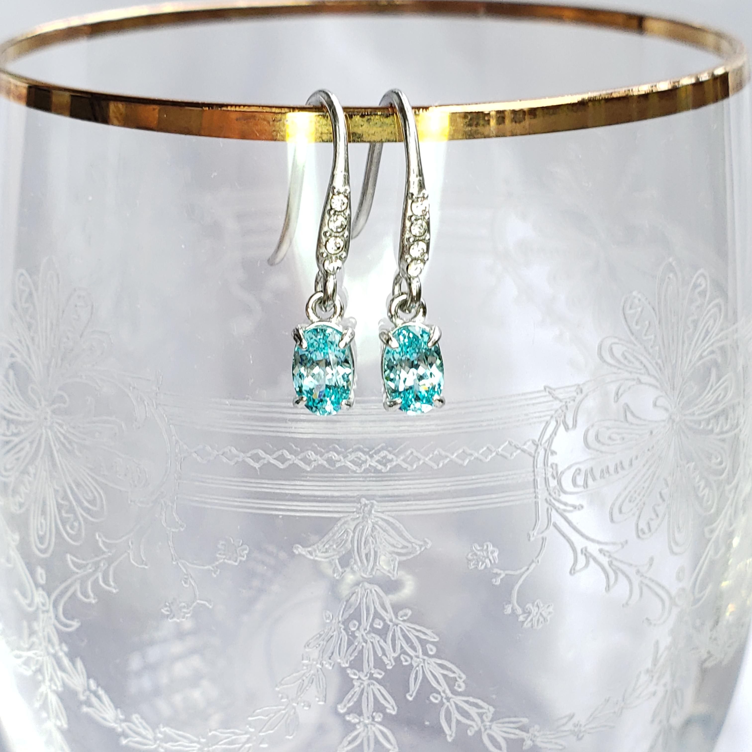 🌊💎 ネオンブルーの煌めき ✨ パライバカラー サファイア ピアス　ステンレス　合成石1枚目の画像